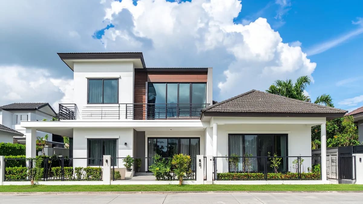Flat Roof Vs Pitched Roof: Which Is Better For Your Home?